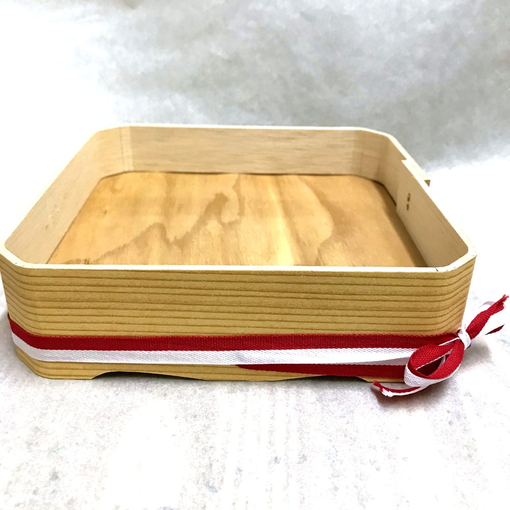紅白の紐をかけた木製の折箱