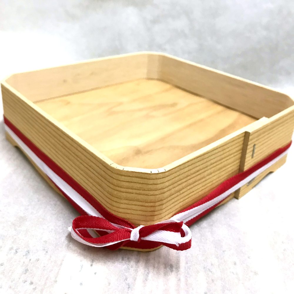 紅白の紐をかけた浅型の折箱